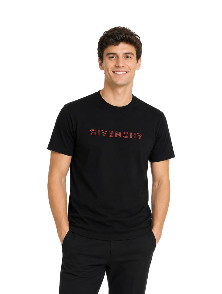 Hombre vistiendo playera Givenchy color negro con logotipo rojo en el pecho.
