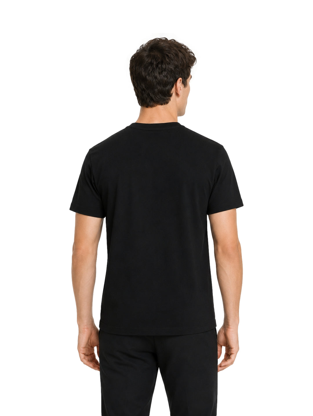 Hombre vistiendo playera Givenchy color negro con logotipo rojo en el pecho.