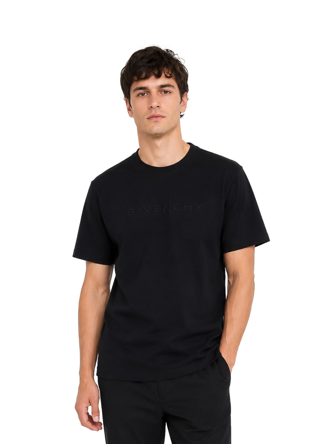 Hombre vistiendo playera Givenchy color negro de manga corta y cuello redondo.