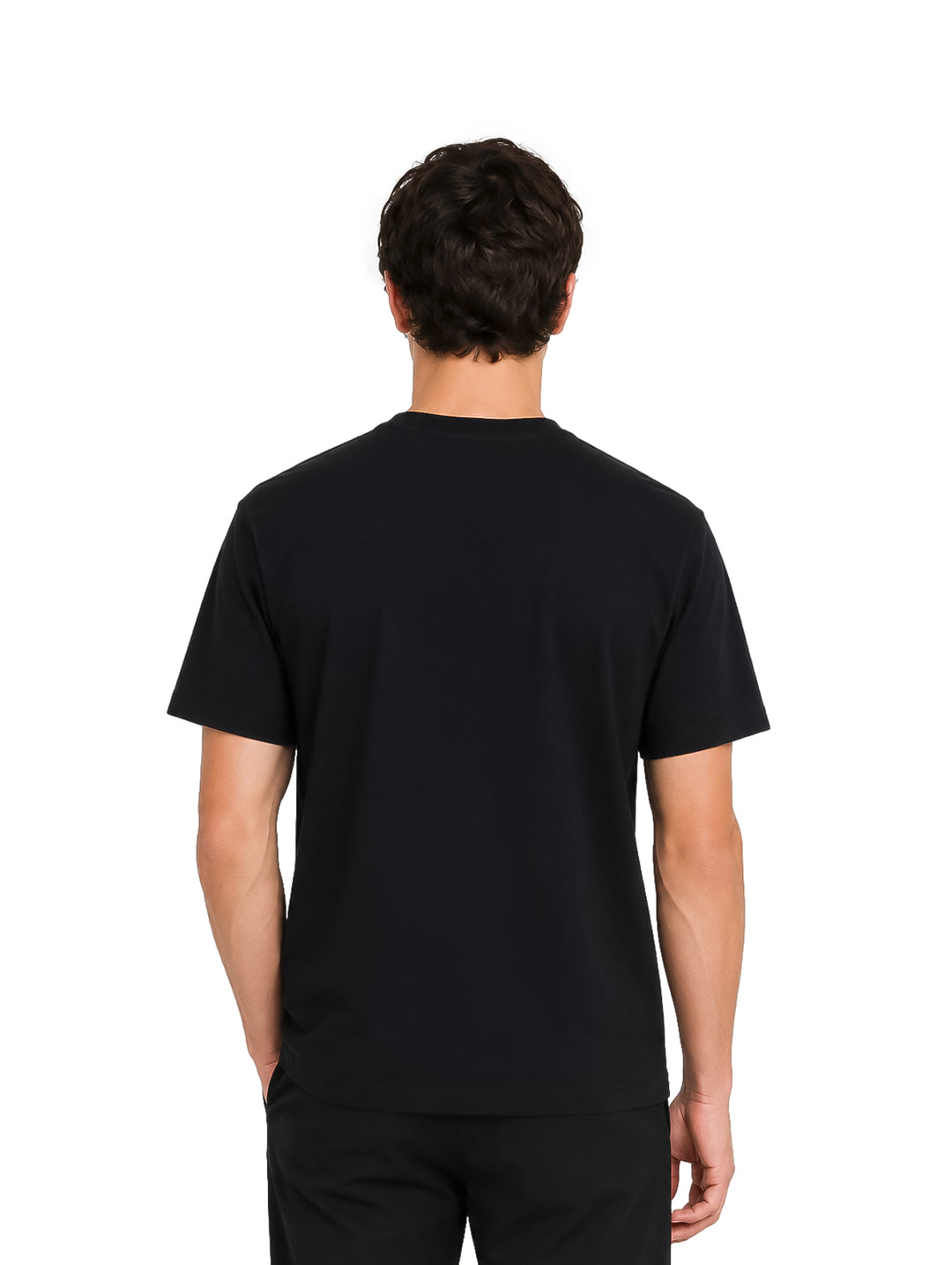 Hombre vistiendo playera Givenchy color negro de manga corta y cuello redondo.