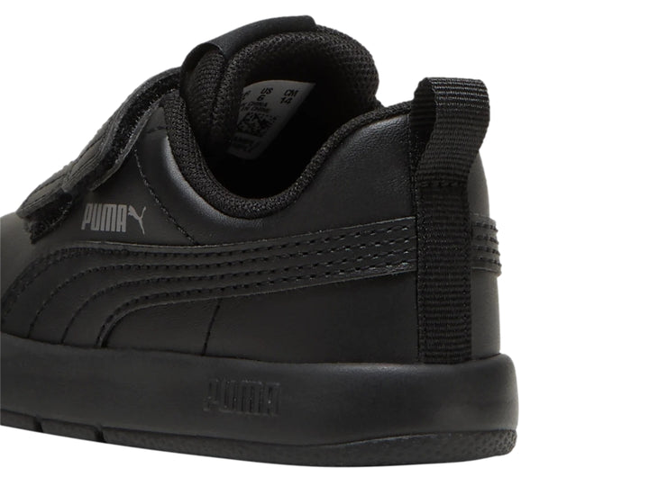 Tenis PUMA color negro para Niño con cierre de velcro y suela gruesa.