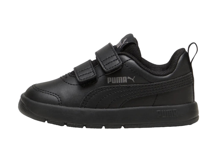 Tenis PUMA color negro para Niño con cierre de velcro y suela gruesa.