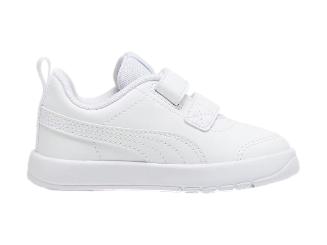 Tenis blancos PUMA para niños con cierre de velcro y suela blanca.
