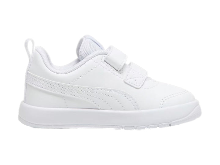 Tenis blancos PUMA para niños con cierre de velcro y suela blanca.