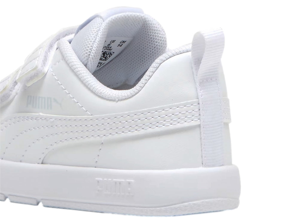 Tenis blancos PUMA para niños con cierre de velcro y suela blanca.