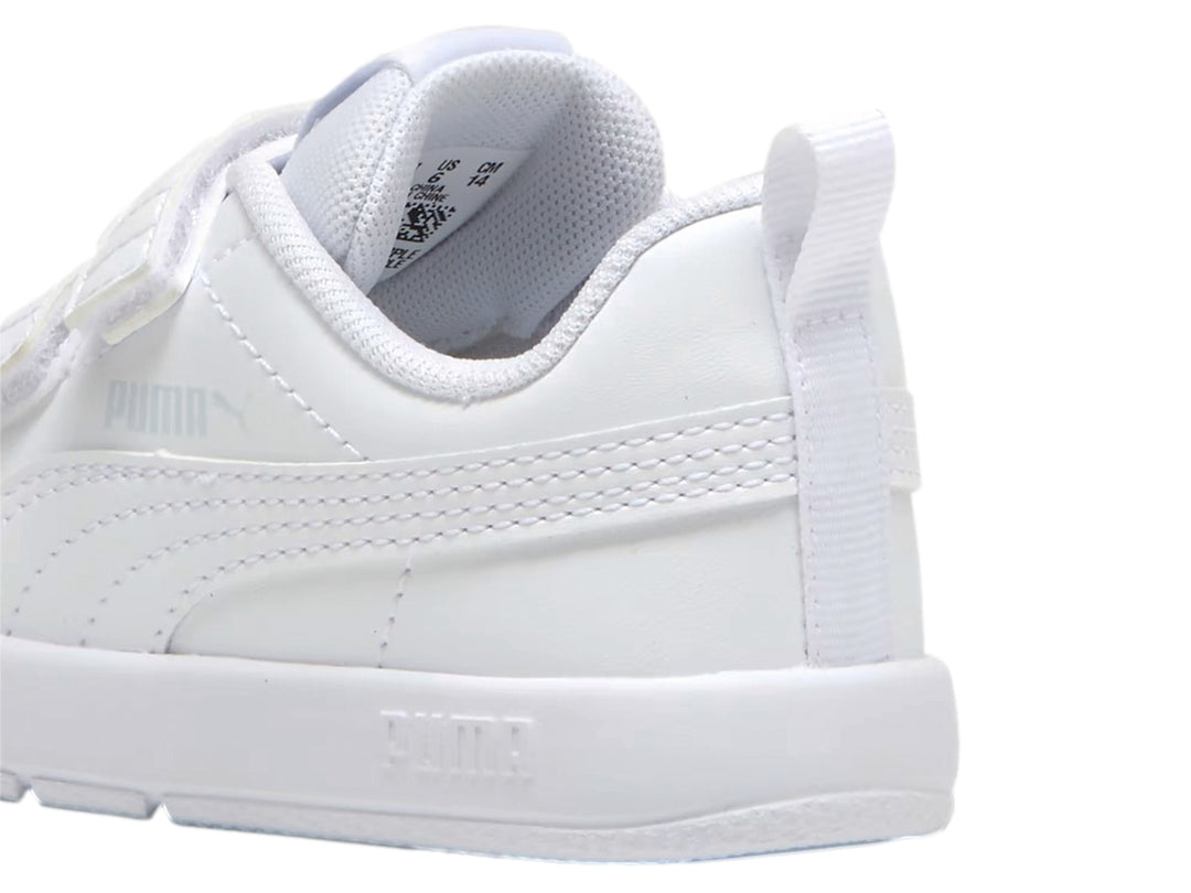 Tenis blancos PUMA para niños con cierre de velcro y suela blanca.