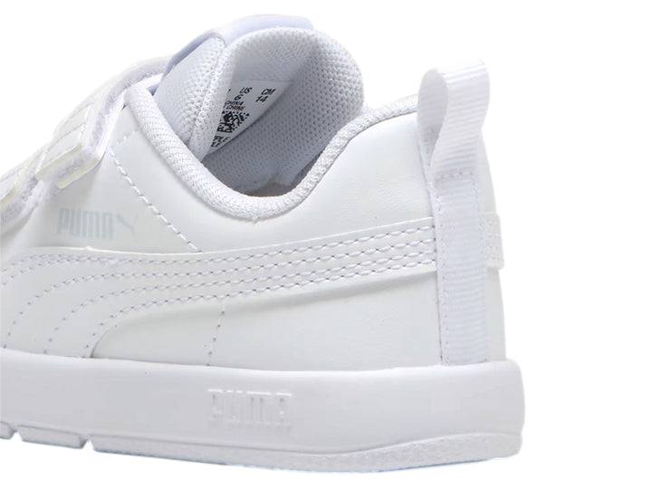 Tenis blancos PUMA para niños con cierre de velcro y suela blanca.