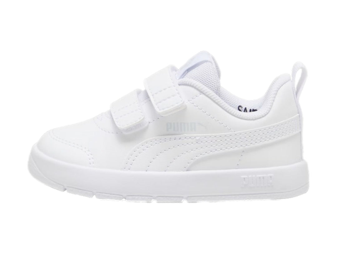 Tenis blancos PUMA para niños con cierre de velcro y suela blanca.