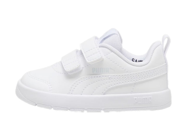 Tenis blancos PUMA para niños con cierre de velcro y suela blanca.