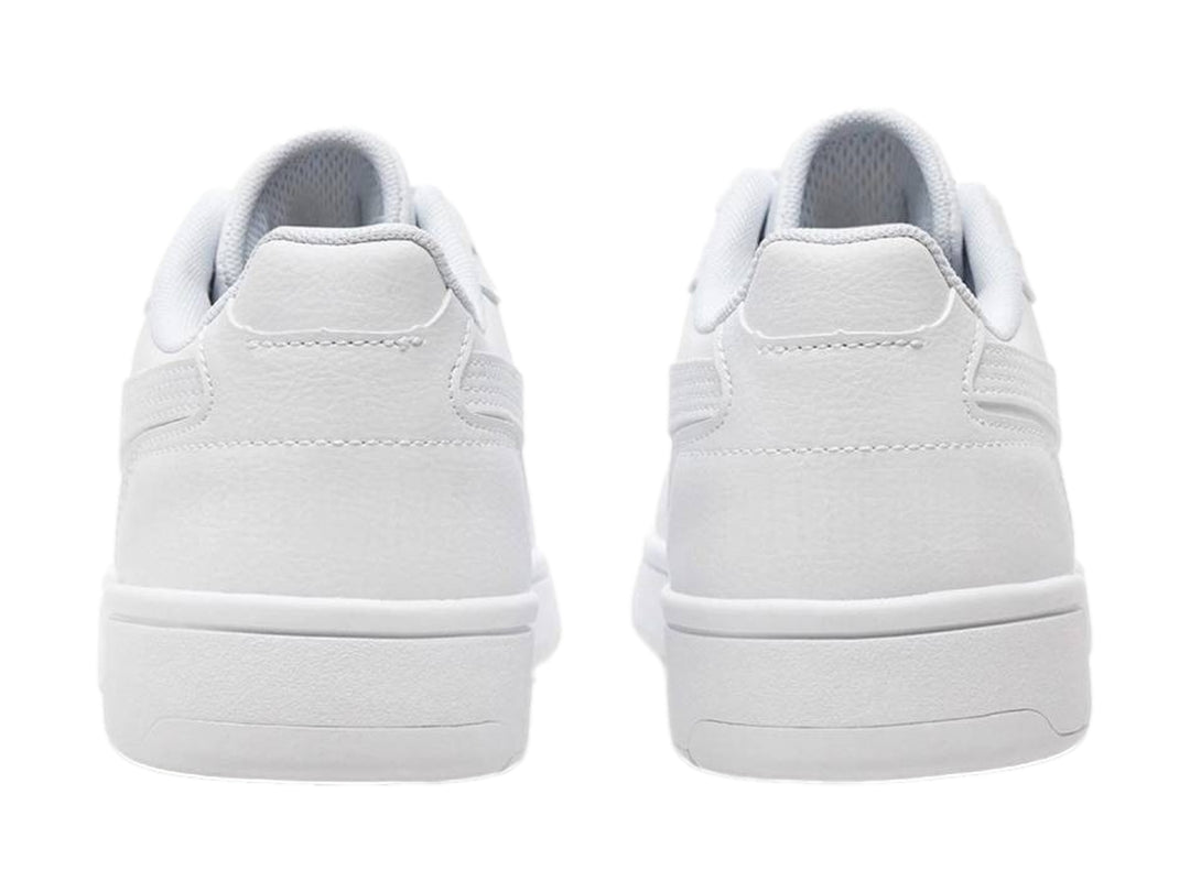 Tenis PUMA blancos para niños, de corte bajo con cordones y suela plana.