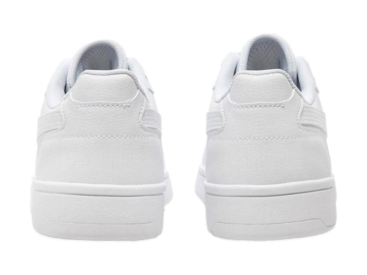 Tenis PUMA blancos para niños, de corte bajo con cordones y suela plana.