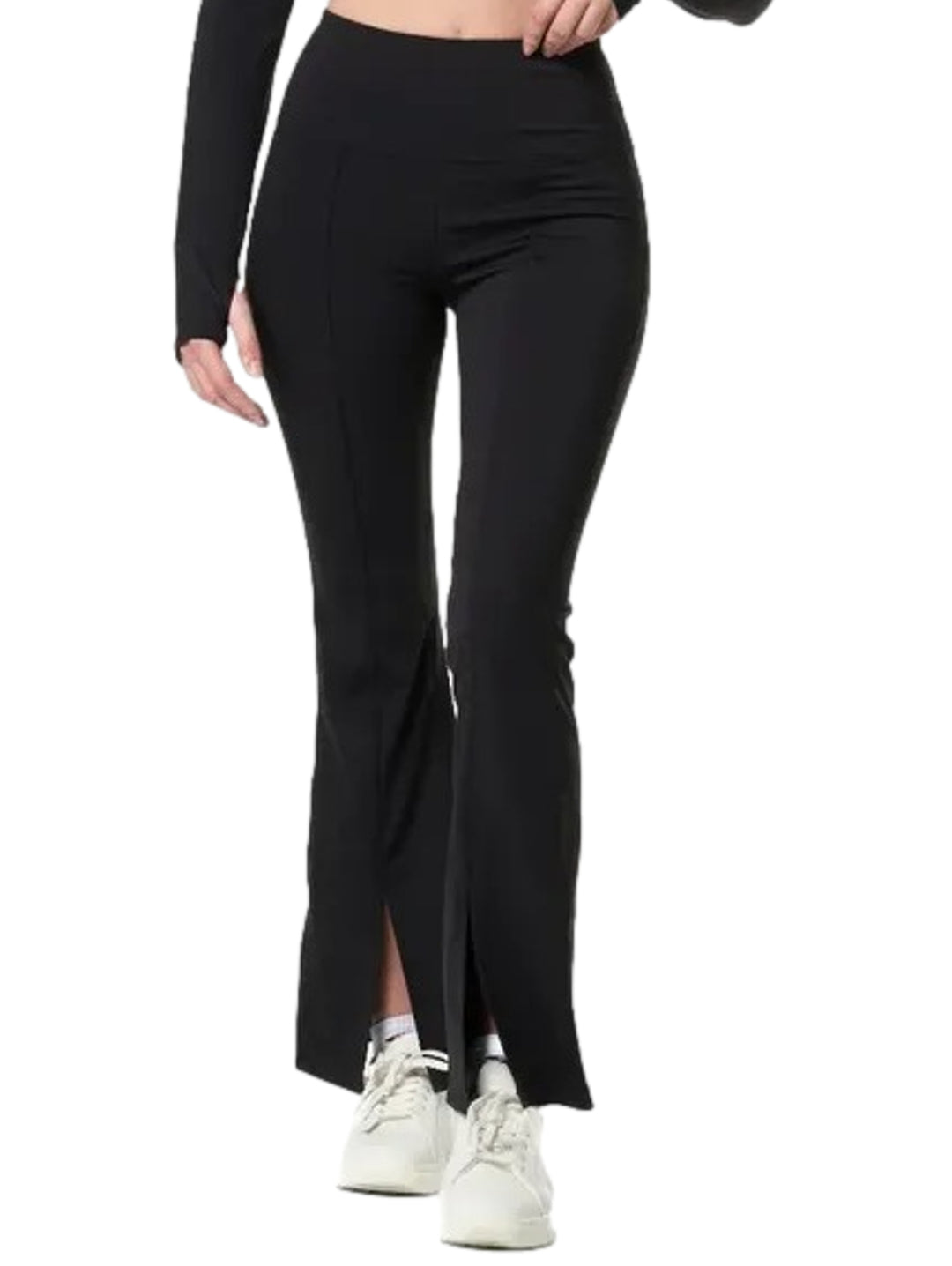 Mujer vistiendo leggings deportivos negros de talle alto con abertura en el tobillo.