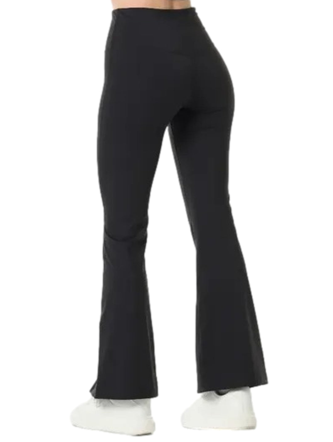 Mujer vistiendo leggings deportivos negros de talle alto con abertura en el tobillo.