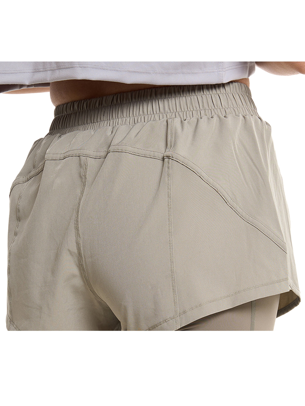 Mujer vistiendo un conjunto de falda-pantalón deportivo color verde de la marca Everlast.