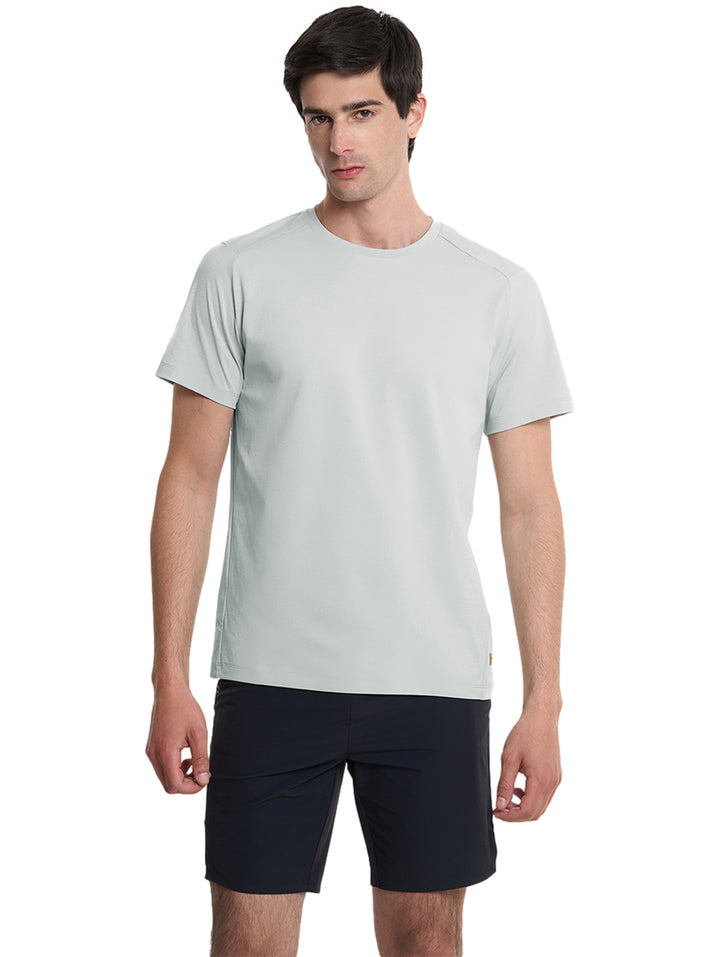 Hombre vistiendo una camiseta deportiva de color verde claro Everlast con cuello redondo y manga corta.