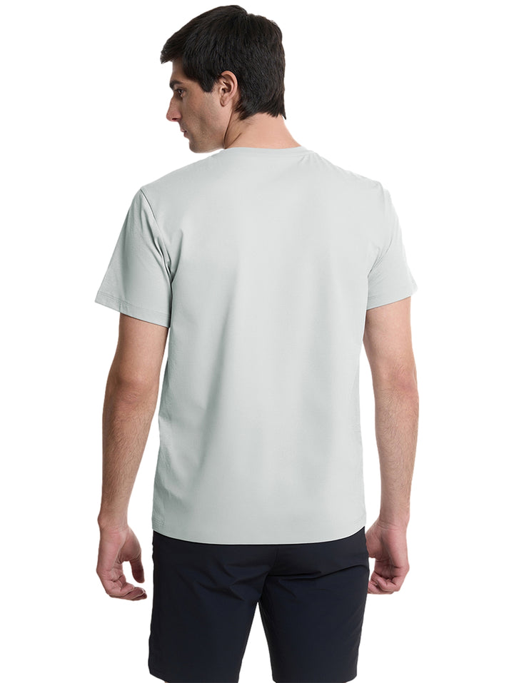 Hombre vistiendo una camiseta deportiva de color verde claro Everlast con cuello redondo y manga corta.
