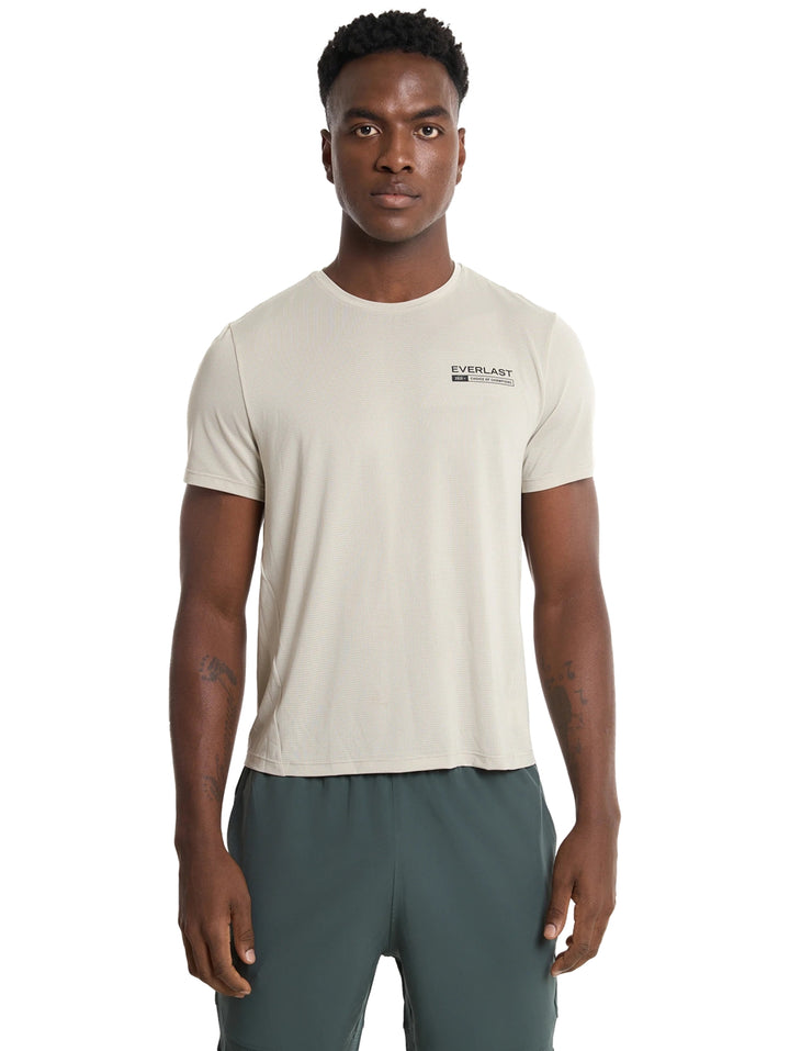 Hombre vistiendo una camiseta deportiva de color verde pálido de la marca Everlast.
