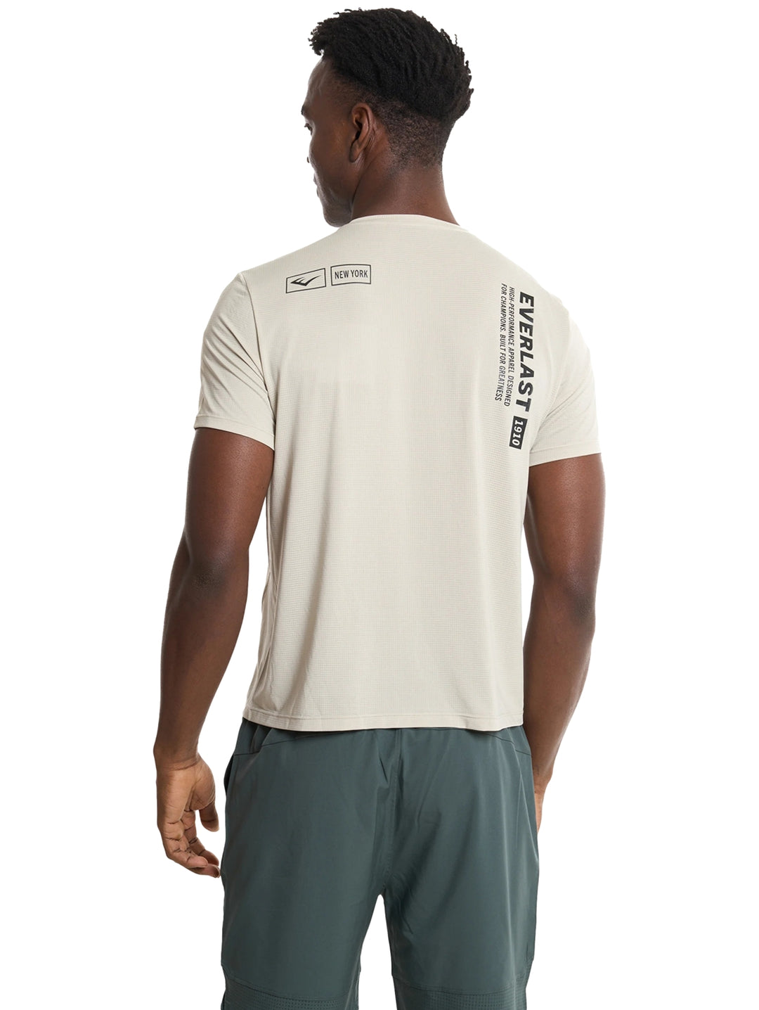 Hombre vistiendo una camiseta deportiva de color verde pálido de la marca Everlast.