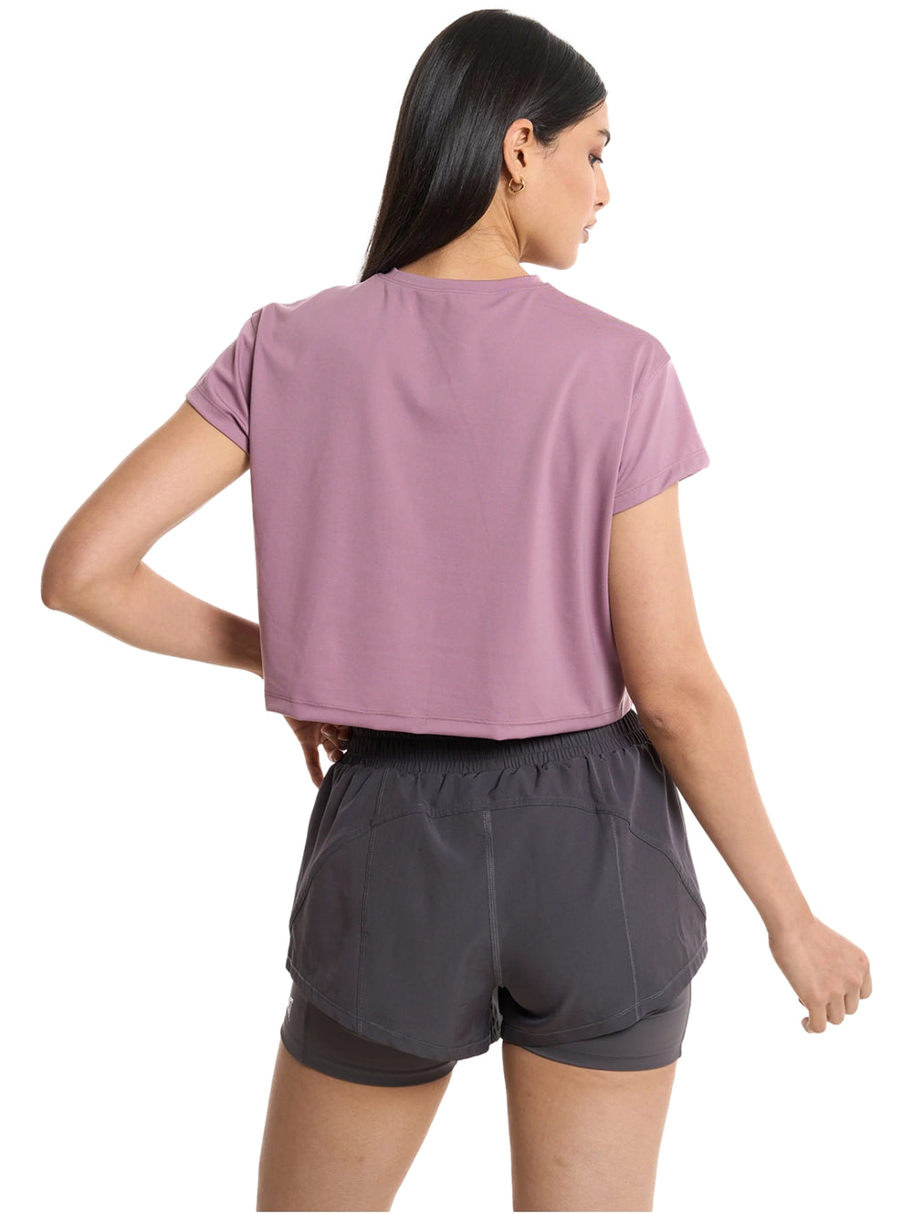 Mujer modelando un crop top deportivo color rosa de la marca Everlast.
