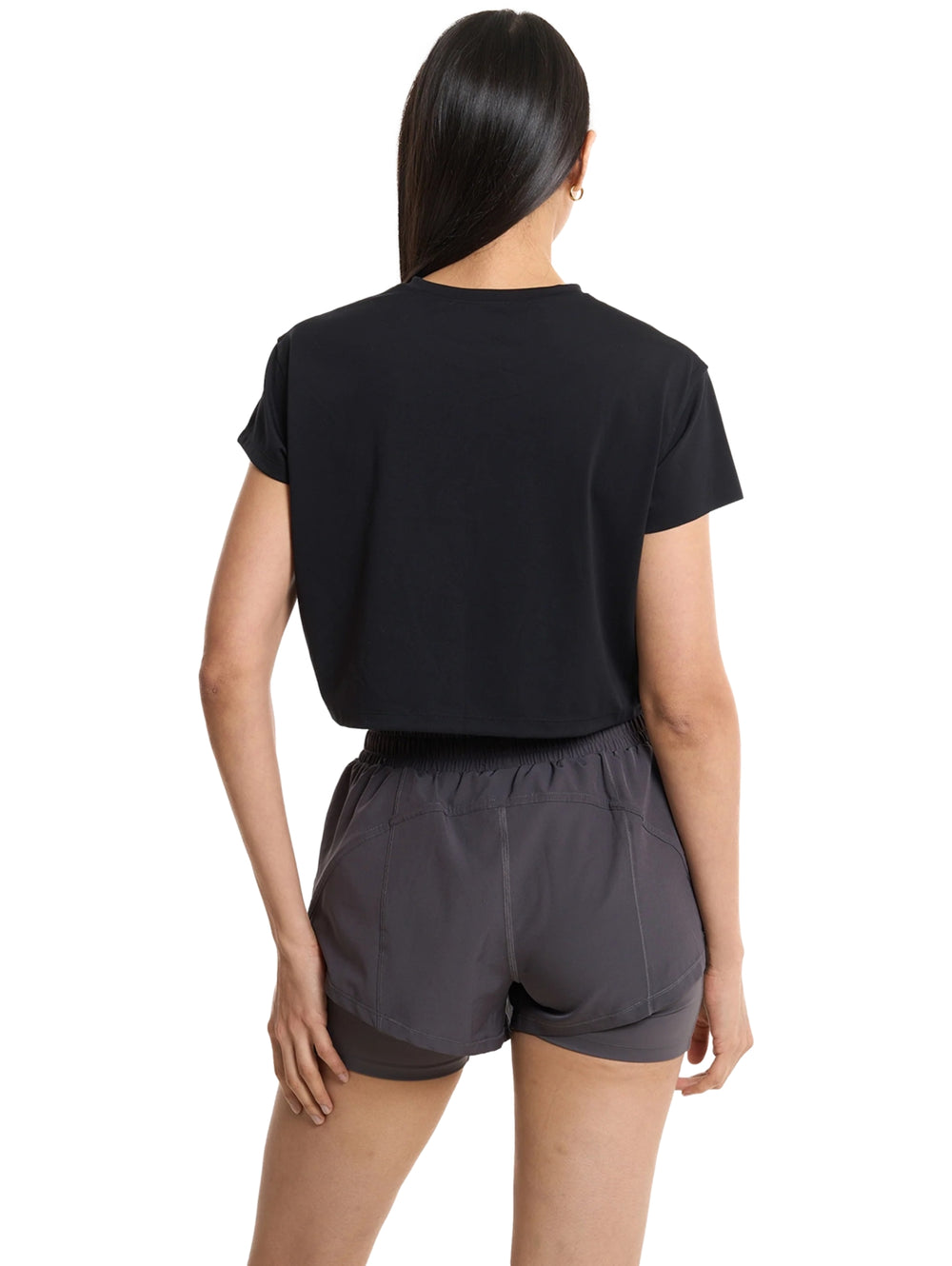 Mujer vistiendo una camiseta crop top negra de manga corta marca Everlast para fitness.