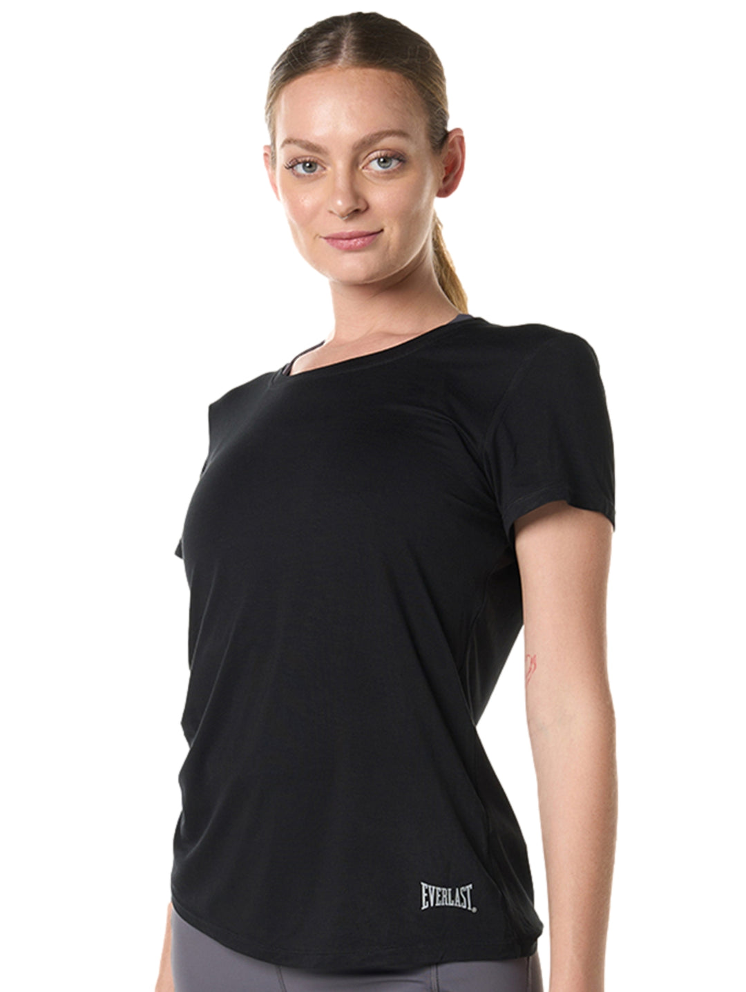 Mujer vistiendo una camiseta deportiva negra de manga corta marca Everlast.
