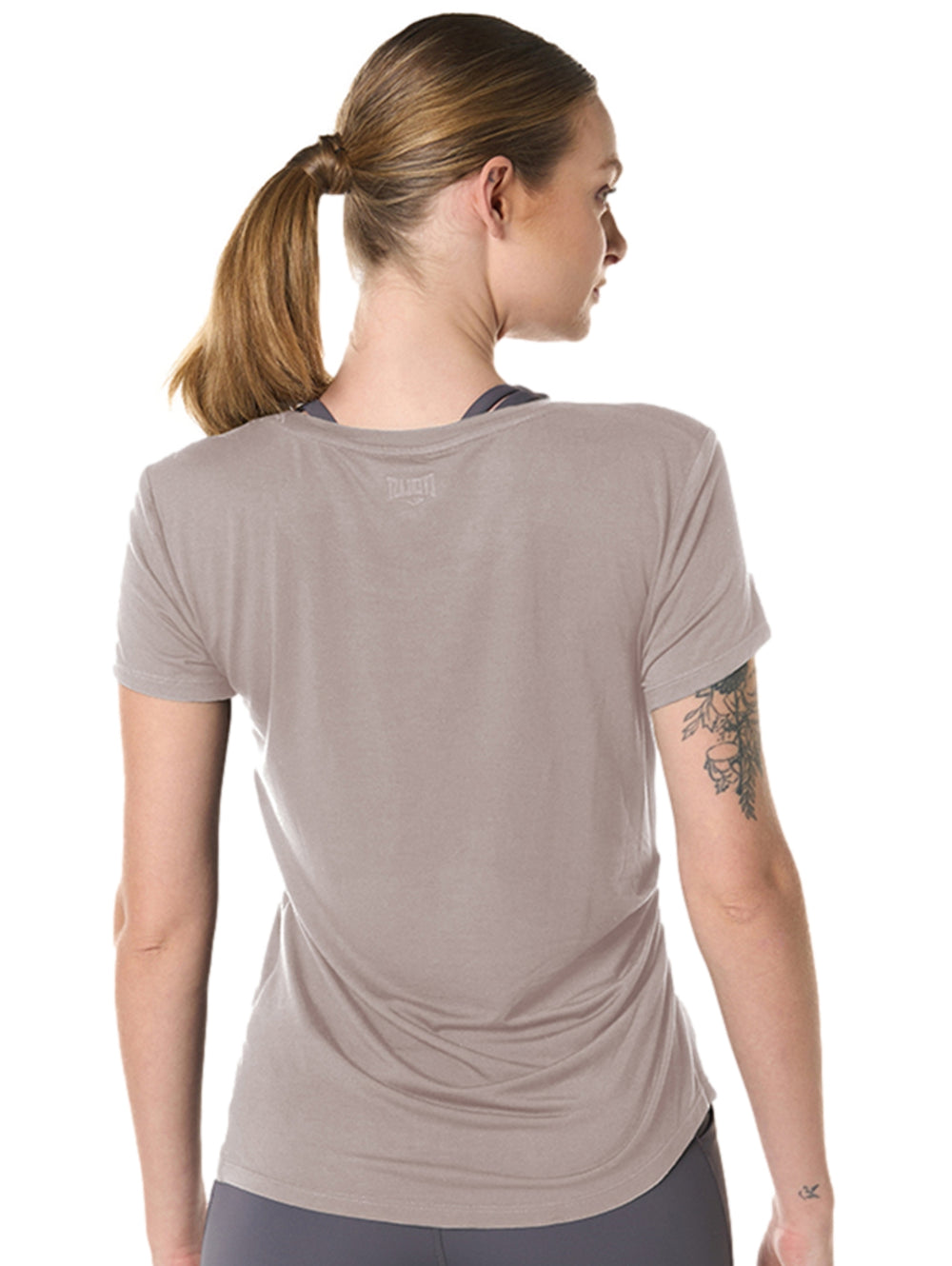 Mujer vistiendo una playera deportiva de color rosa con el logotipo de Everlast en la parte inferior.