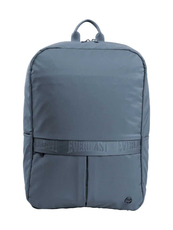 Mochila escolar color azul de la marca Everlast con correa frontal con logo.