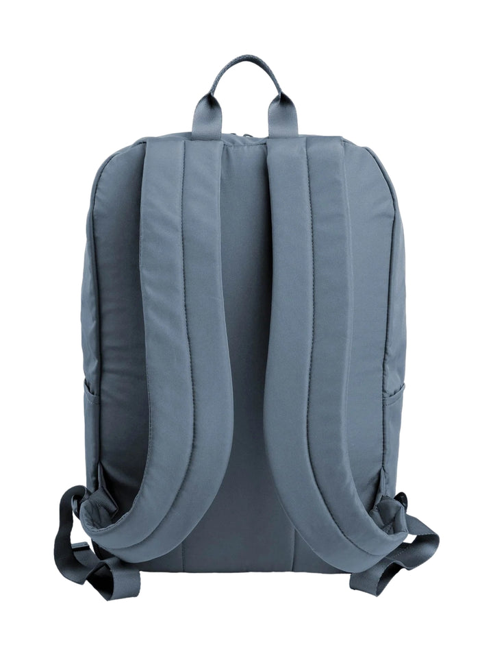 Mochila escolar color azul de la marca Everlast con correa frontal con logo.