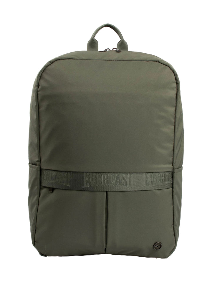 Mochila escolar color verde oscuro de la marca Everlast con logo en la correa frontal.