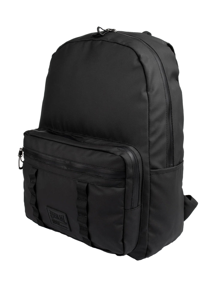 Mochila deportiva color negro de la marca Everlast con bolsillo frontal y logo.