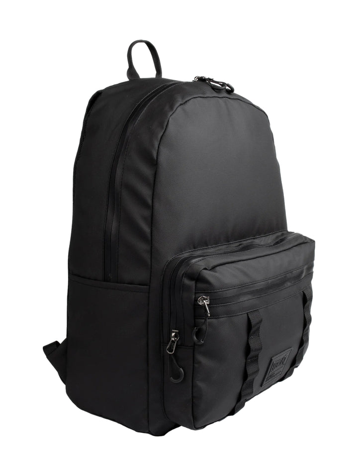 Mochila deportiva color negro de la marca Everlast con bolsillo frontal y logo.