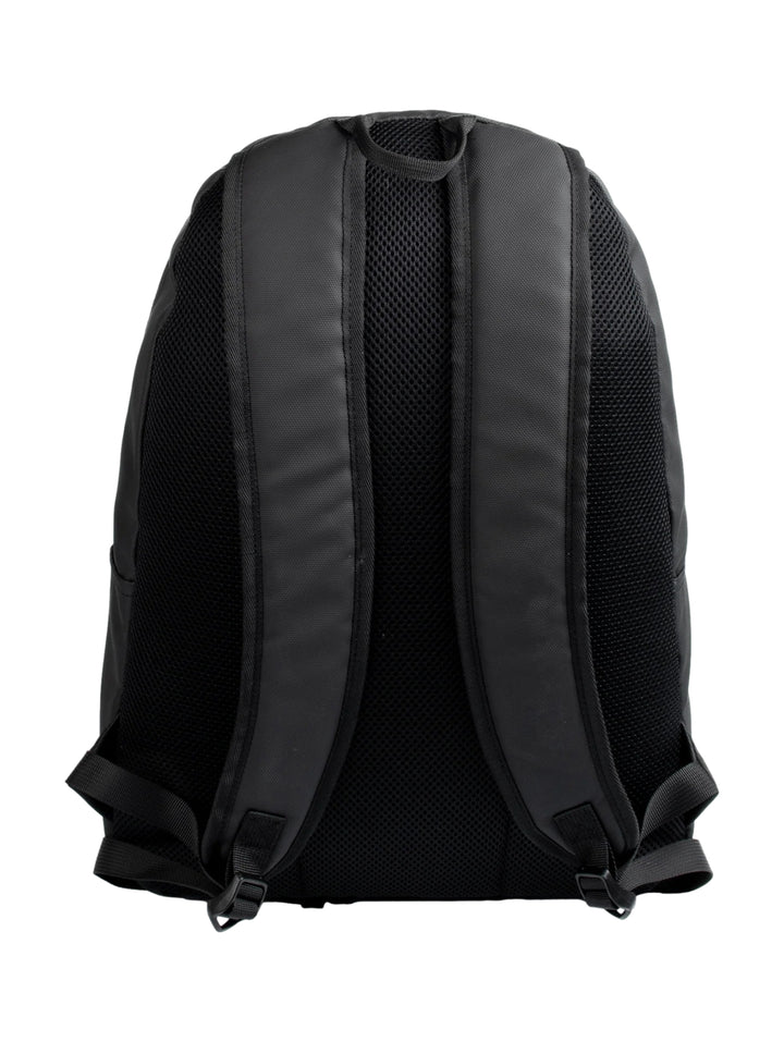 Mochila deportiva color negro de la marca Everlast con bolsillo frontal y logo.