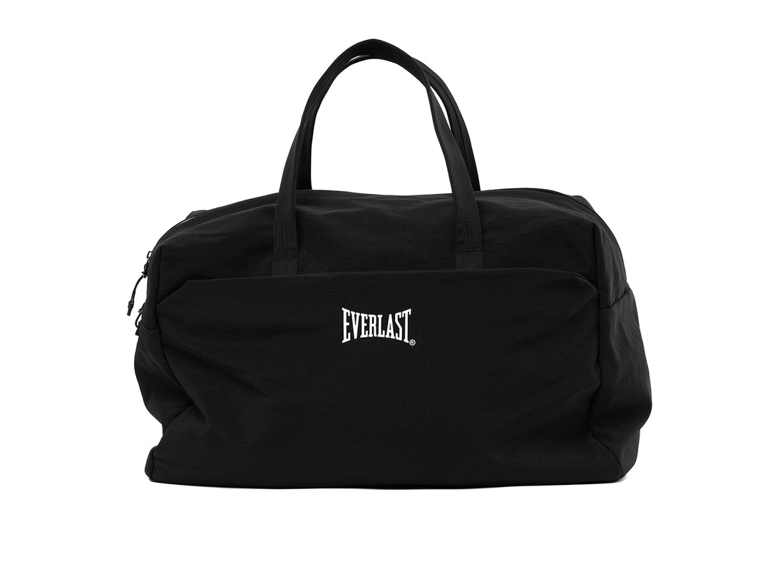 Maleta deportiva Everlast de color negro con logotipo blanco y asas superiores.