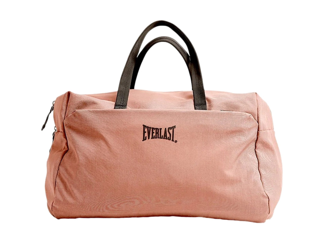 Maleta deportiva Everlast de color rosa con asas negras y logotipo frontal.
