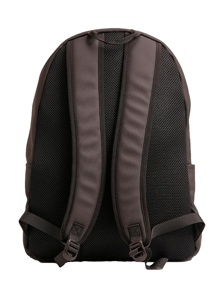 Mochila deportiva Everlast de color negro con logotipo rojo en el bolsillo frontal.