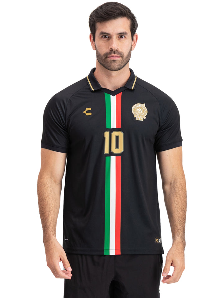 Jersey de fútbol Charly color negro con franja vertical verde, blanca y roja y número 10 en dorado.
