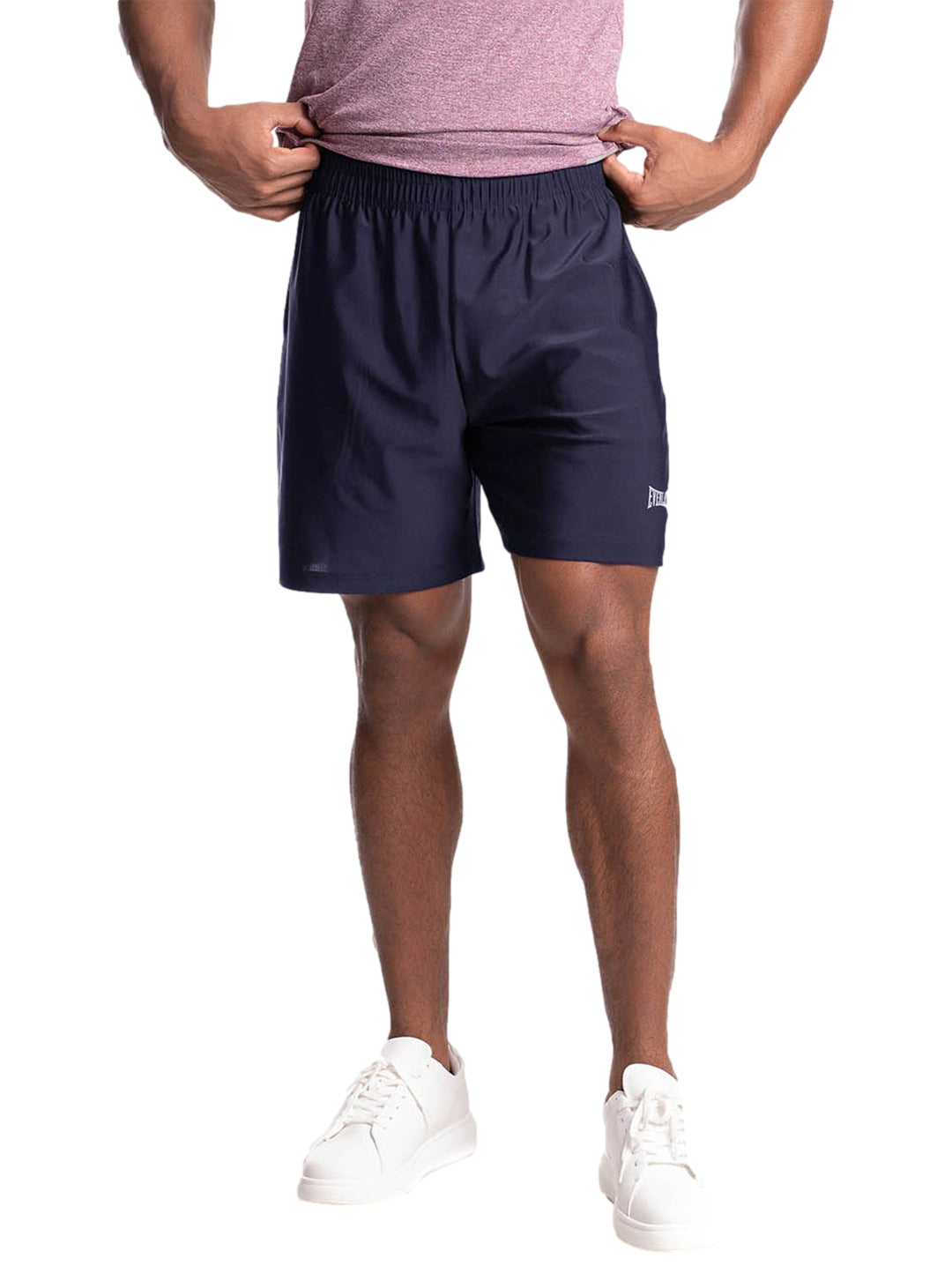 Hombre vistiendo shorts deportivos Everlast en color azul marino con cintura elástica.