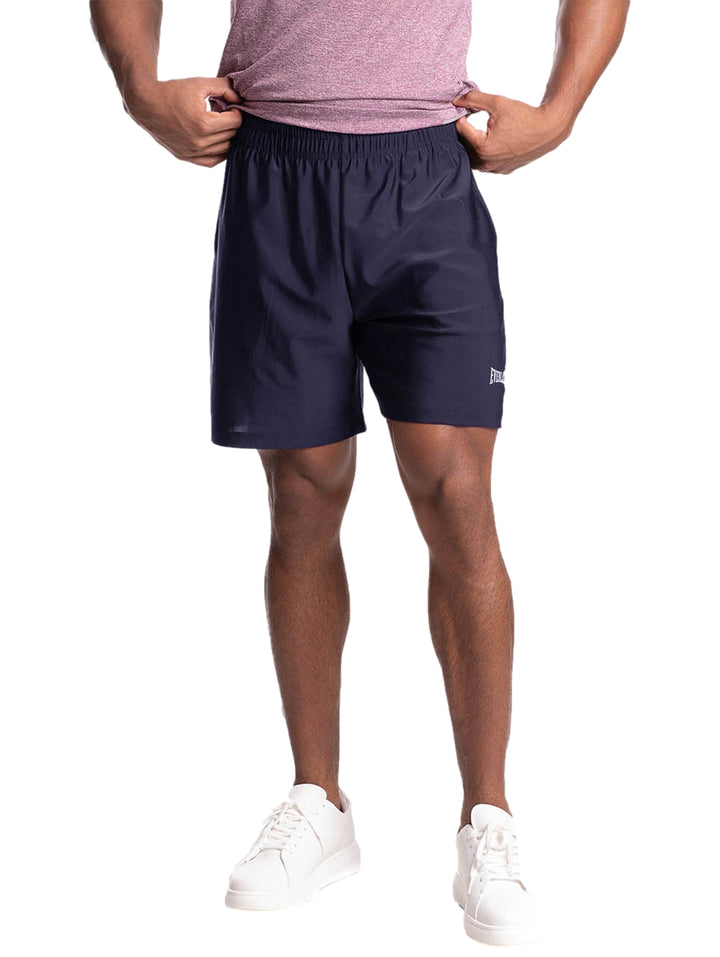 Hombre vistiendo shorts deportivos Everlast en color azul marino con cintura elástica.