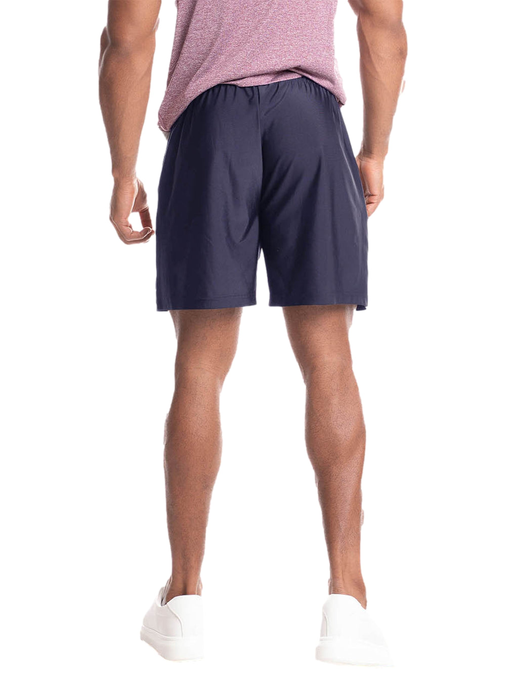 Hombre vistiendo shorts deportivos Everlast en color azul marino con cintura elástica.