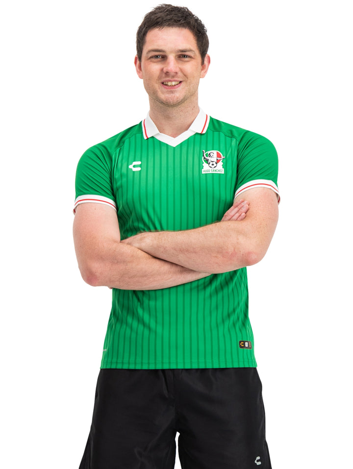 Jersey deportivo verde con rayas verticales, cuello blanco y logo de Hugo Sánchez.
