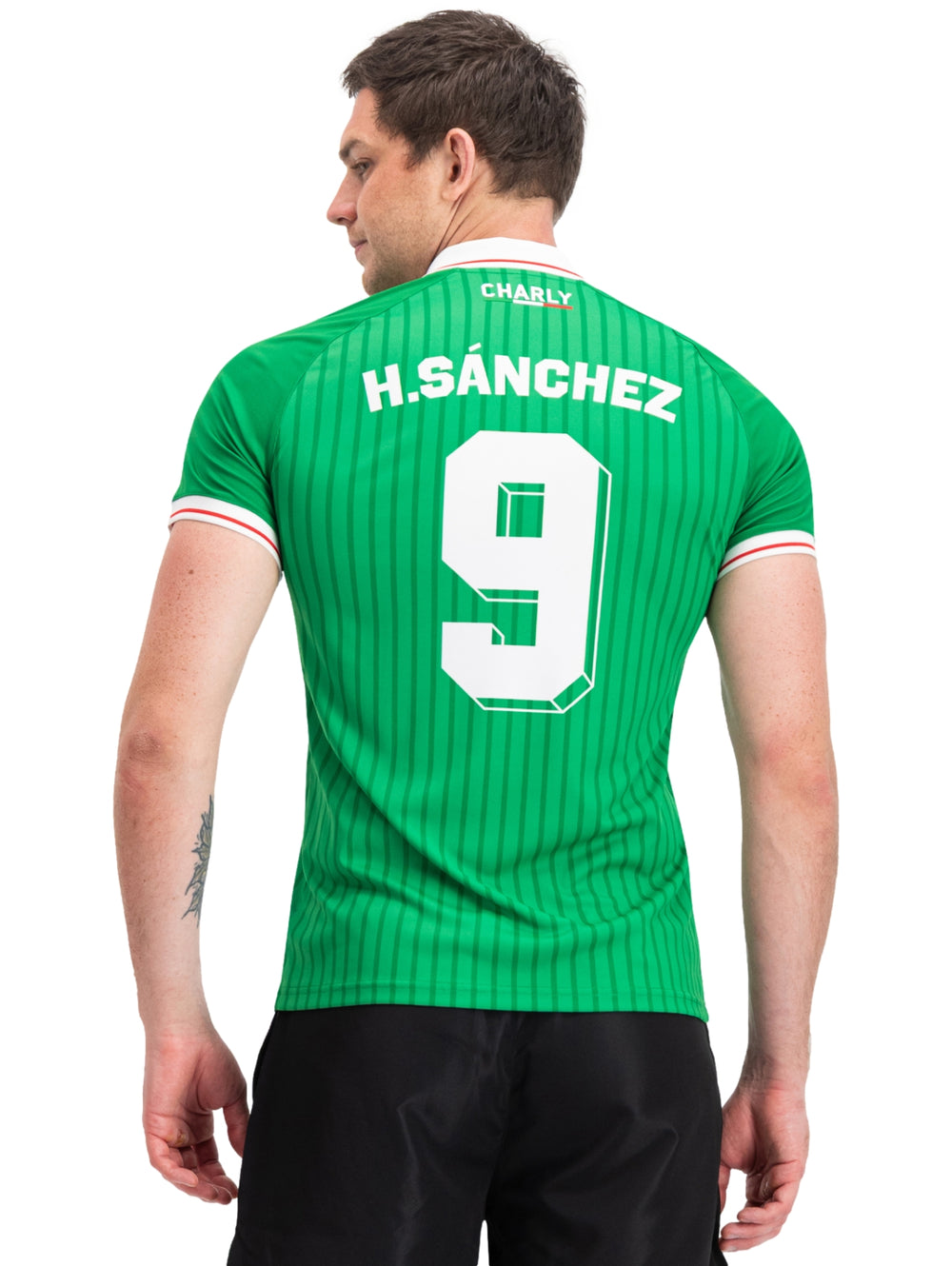 Jersey deportivo verde con rayas verticales, cuello blanco y logo de Hugo Sánchez.