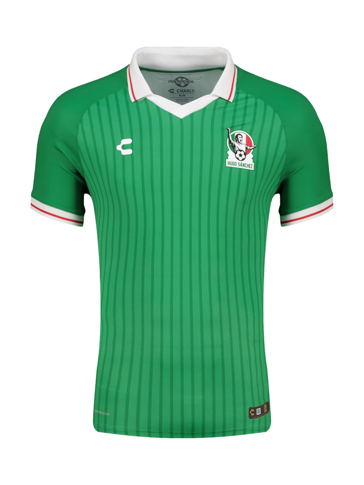 Jersey deportivo verde con rayas verticales, cuello blanco y logo de Hugo Sánchez.