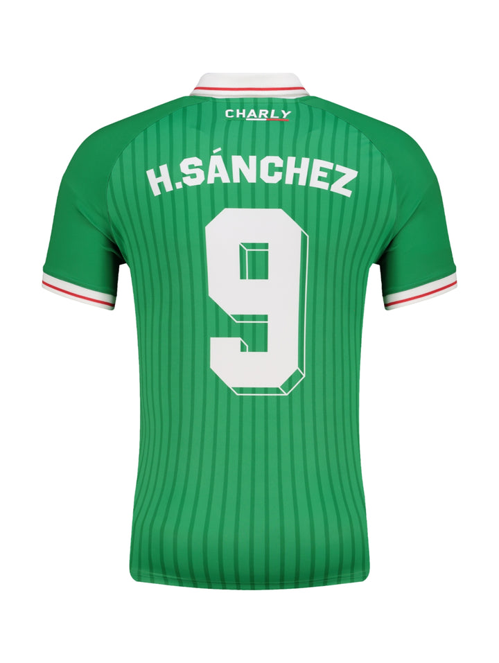 Jersey deportivo verde con rayas verticales, cuello blanco y logo de Hugo Sánchez.