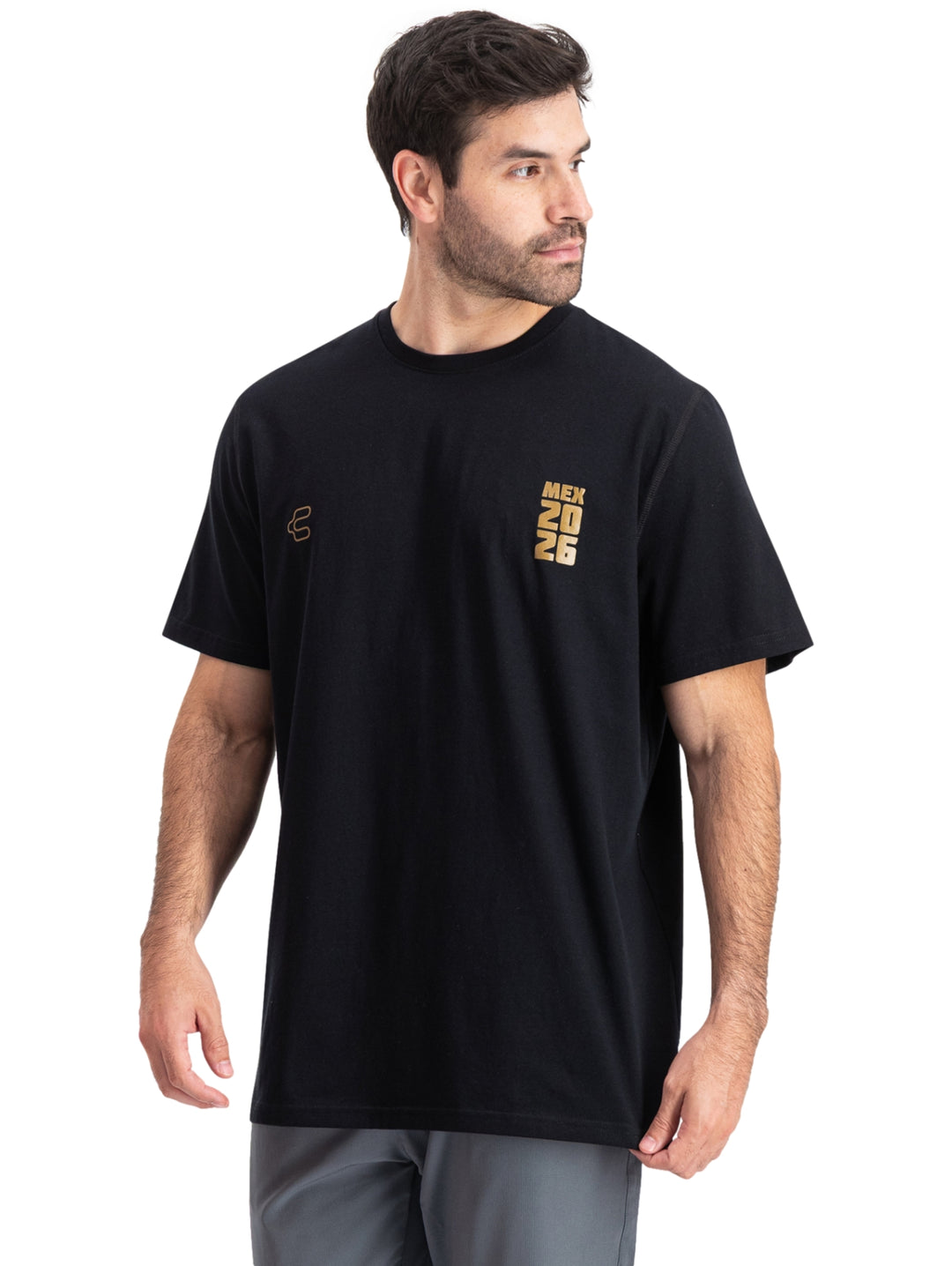 Hombre vistiendo playera deportiva negra de manga corta con detalles dorados en el pecho.