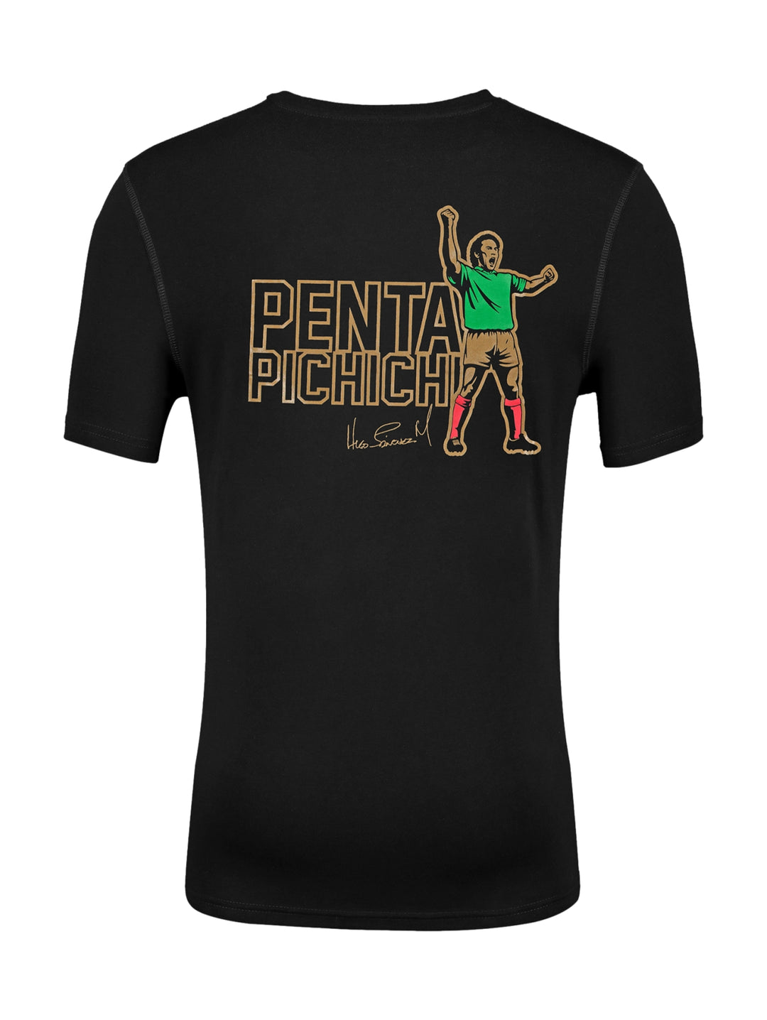 Hombre vistiendo playera deportiva negra de manga corta con detalles dorados en el pecho.