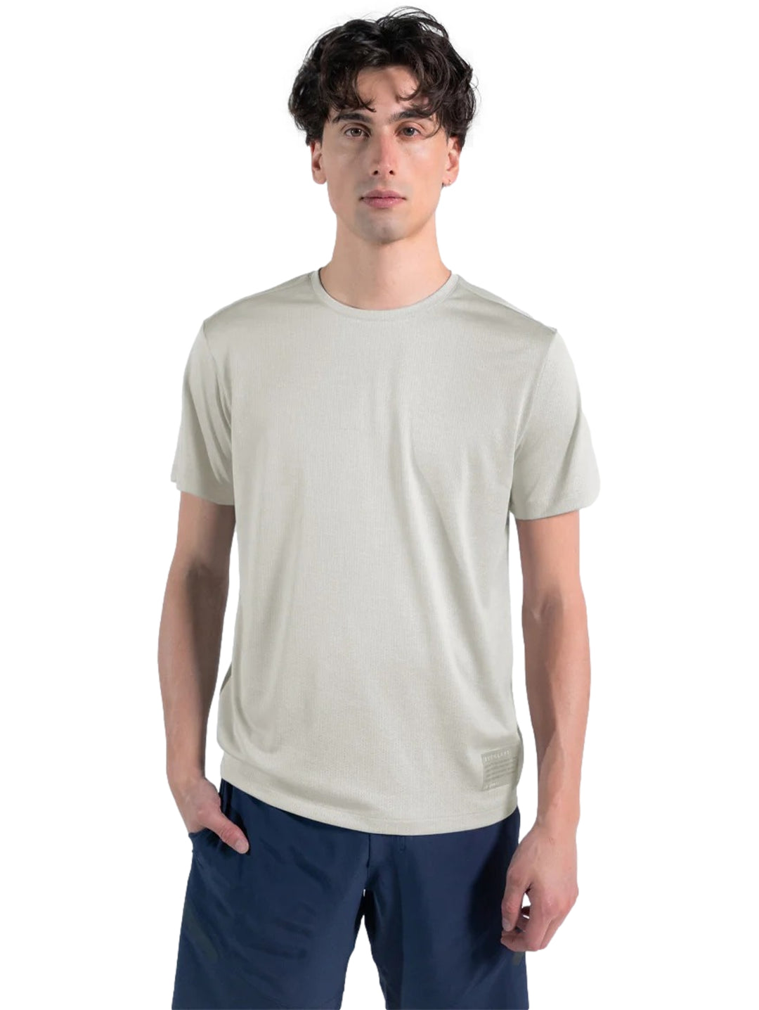 Hombre vistiendo playera deportiva Everlast color arena de cuello redondo y manga corta.