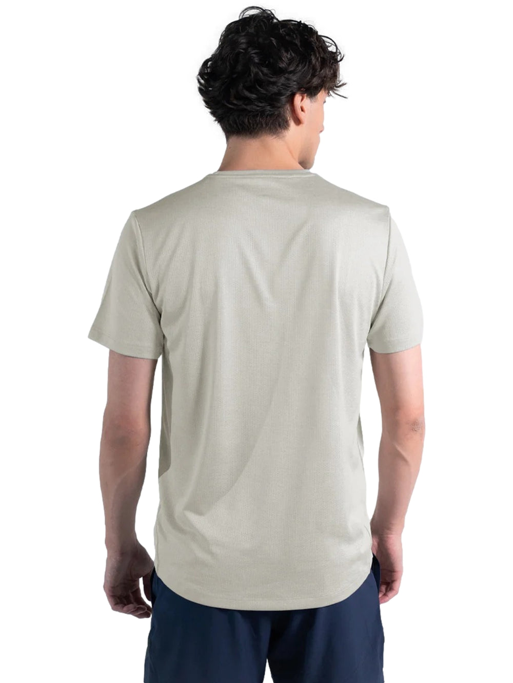 Hombre vistiendo playera deportiva Everlast color arena de cuello redondo y manga corta.