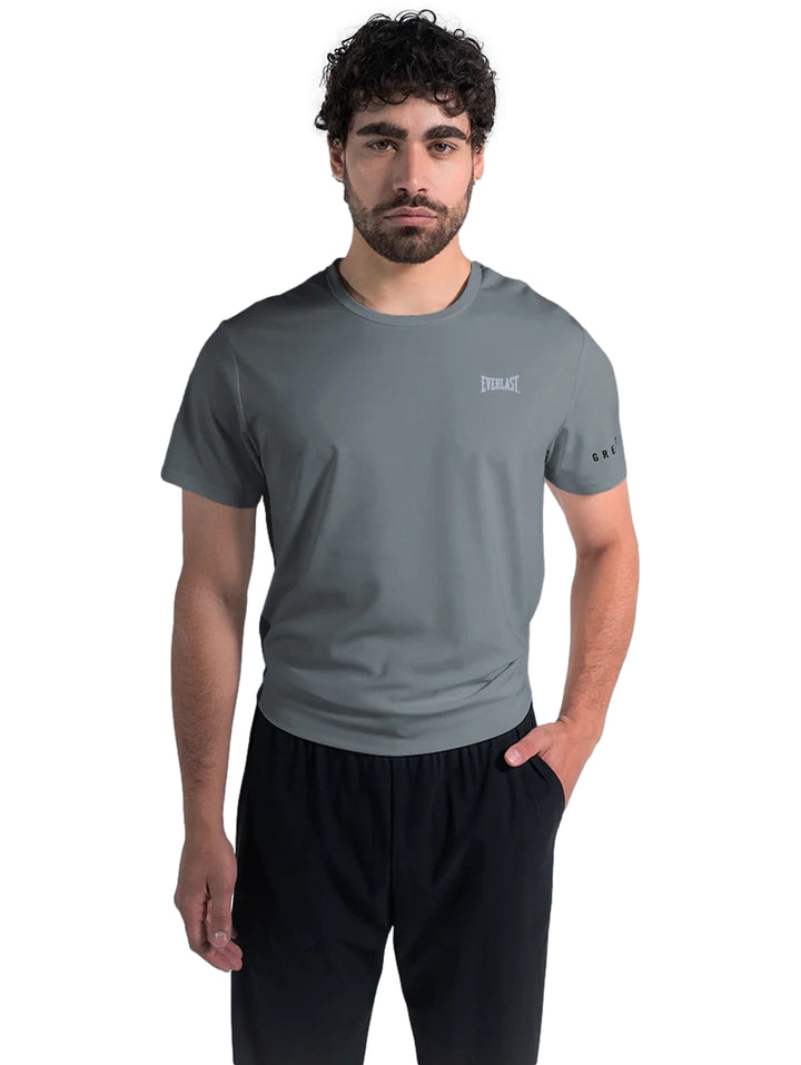 Hombre vistiendo una playera deportiva de color gris de manga corta y cuello redondo marca Everlast.