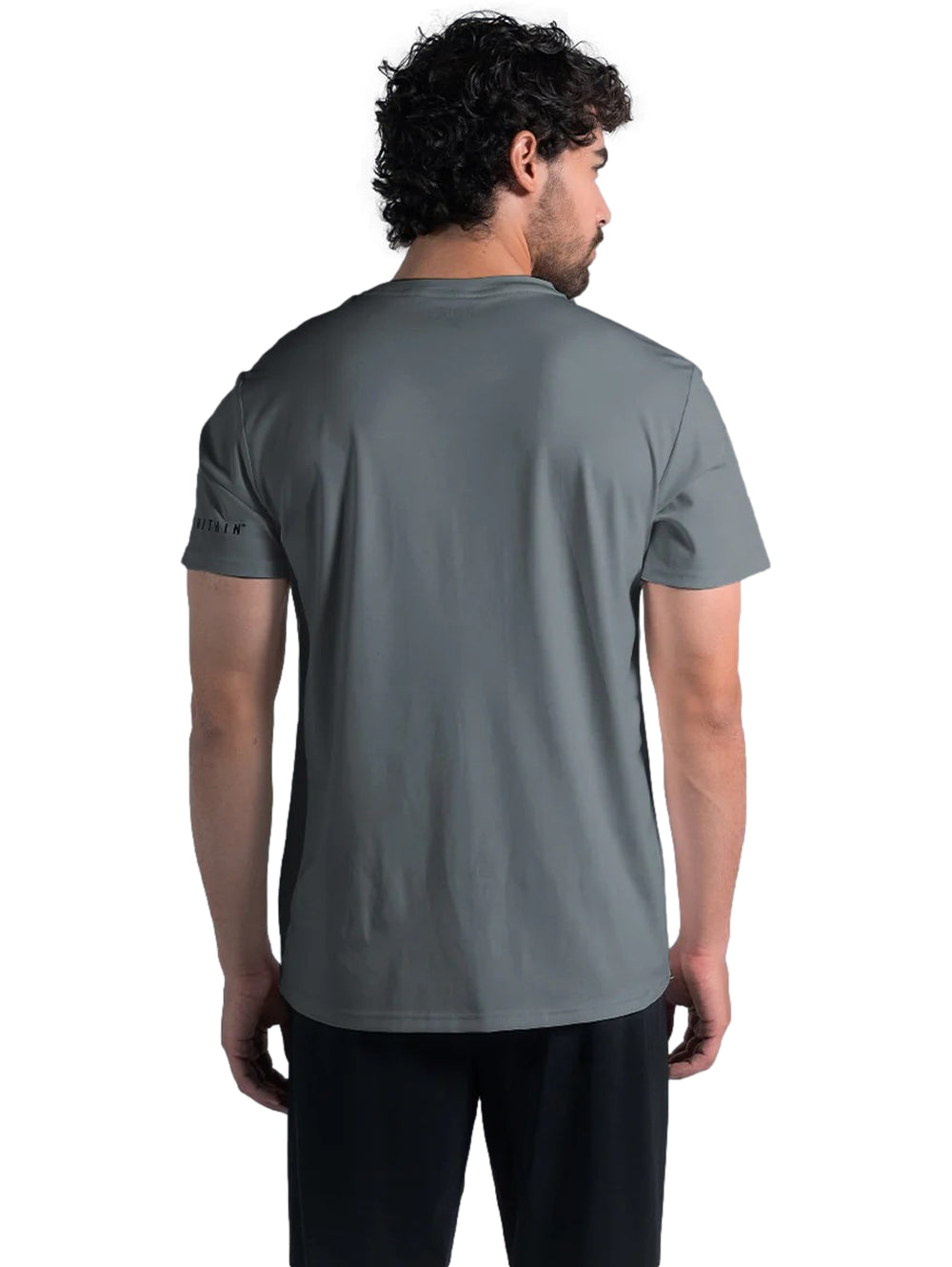 Hombre vistiendo una playera deportiva de color gris de manga corta y cuello redondo marca Everlast.