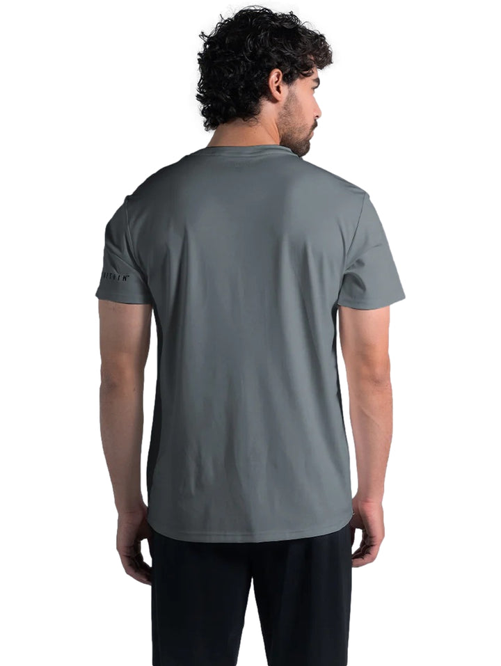 Hombre vistiendo una playera deportiva de color gris de manga corta y cuello redondo marca Everlast.